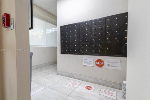 Condo in Miami Beach, Florida, 1 bedroom  № 2067902 - photo 11