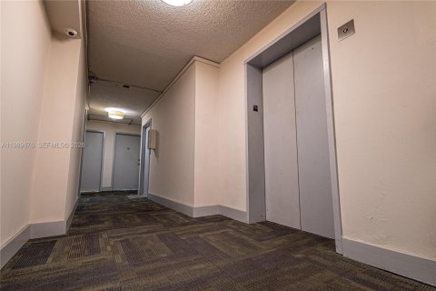 Condo in Miami Beach, Florida, 1 bedroom  № 2067902 - photo 12