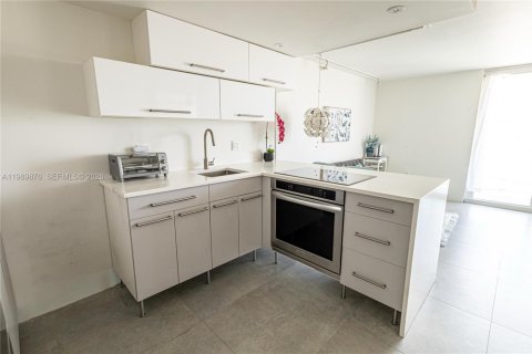 Condo in Miami Beach, Florida, 1 bedroom  № 2067902 - photo 19