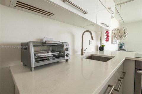 Condo in Miami Beach, Florida, 1 bedroom  № 2067902 - photo 17