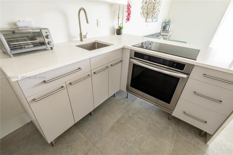 Condo in Miami Beach, Florida, 1 bedroom  № 2067902 - photo 16