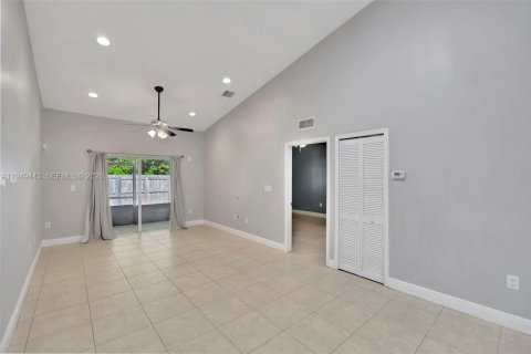 Снять в аренду таунхаус в Хомстед, Флорида 3 спальни, 116.87м2, № 2004972 - фото 13