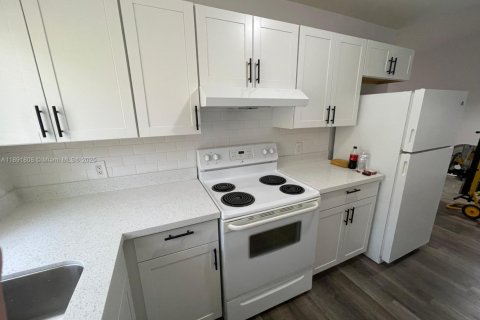 Townhouse in West Palm Beach, Florida 1 bedroom, 55.83 sq.m. № 1943739 - photo 2