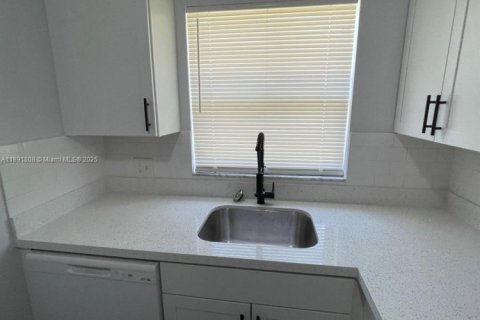 Townhouse in West Palm Beach, Florida 1 bedroom, 55.83 sq.m. № 1943739 - photo 5