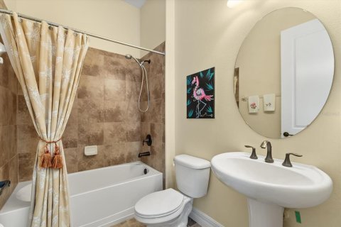 House in Sorrento, Florida 4 bedrooms, 316.7 sq.m. № 1827901 - photo 28
