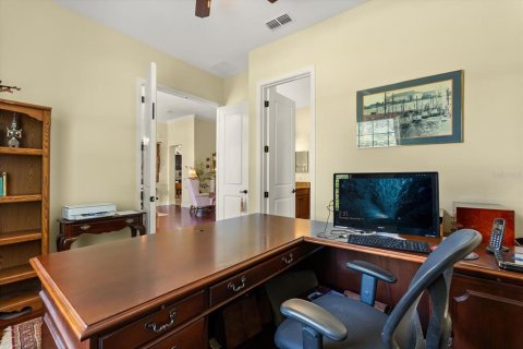 House in Sorrento, Florida 4 bedrooms, 316.7 sq.m. № 1827901 - photo 8