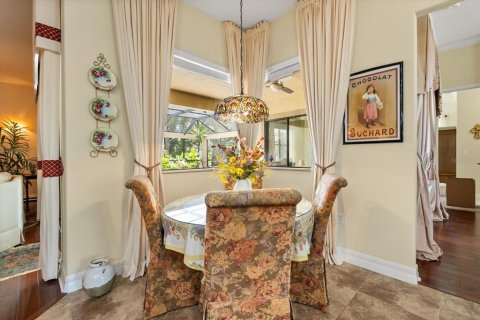 House in Sorrento, Florida 4 bedrooms, 316.7 sq.m. № 1827901 - photo 11