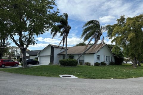 Дом в Корал-Спрингс, Флорида 3 спальни, 153.57м2 № 2065379