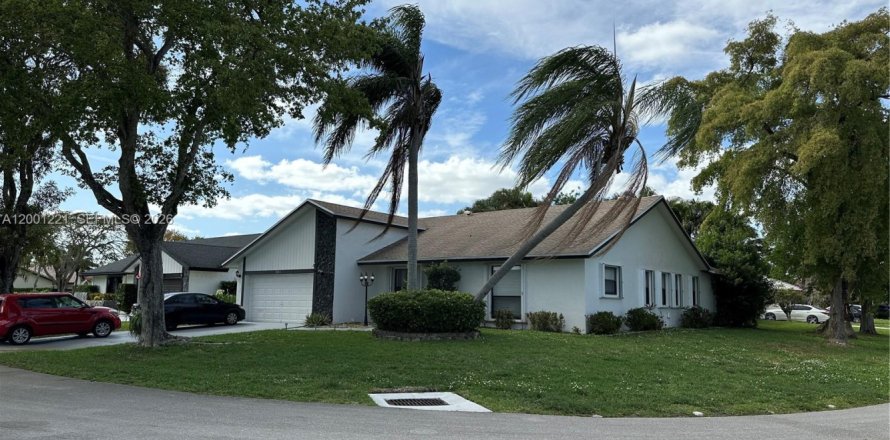 Дом в Корал-Спрингс, Флорида 3 спальни, 153.57м2 № 2065379