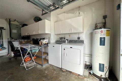 Купить виллу или дом в Корал-Спрингс, Флорида 3 спальни, 153.57м2, № 2065379 - фото 30