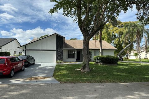 Купить виллу или дом в Корал-Спрингс, Флорида 3 спальни, 153.57м2, № 2065379 - фото 2