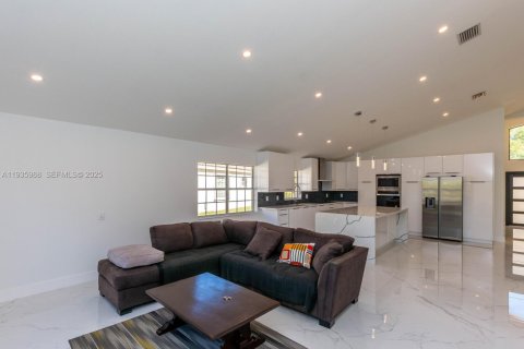 House in Weston, Florida 4 bedrooms, 215.72 sq.m. № 1994074 - photo 11