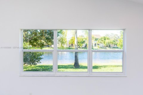 House in Weston, Florida 4 bedrooms, 215.72 sq.m. № 1994074 - photo 21