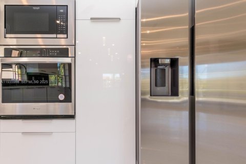 House in Weston, Florida 4 bedrooms, 215.72 sq.m. № 1994074 - photo 20