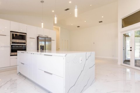 House in Weston, Florida 4 bedrooms, 215.72 sq.m. № 1994074 - photo 17