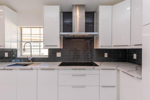 House in Weston, Florida 4 bedrooms, 215.72 sq.m. № 1994074 - photo 18