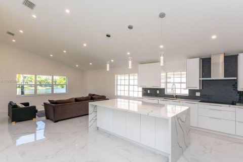House in Weston, Florida 4 bedrooms, 215.72 sq.m. № 1994074 - photo 10