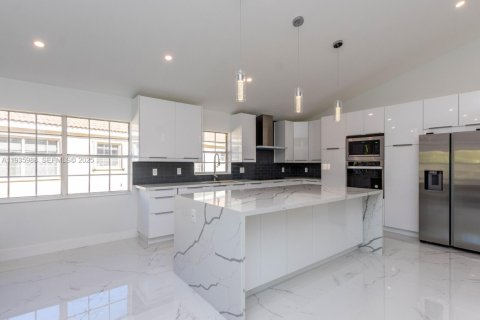 House in Weston, Florida 4 bedrooms, 215.72 sq.m. № 1994074 - photo 14