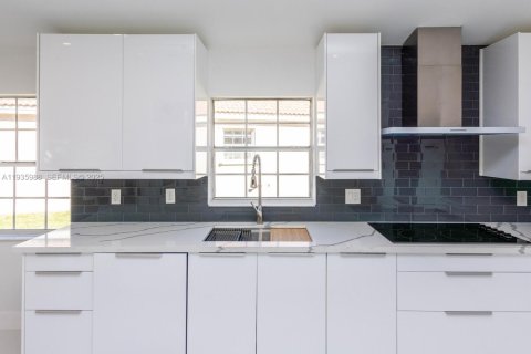 House in Weston, Florida 4 bedrooms, 215.72 sq.m. № 1994074 - photo 16