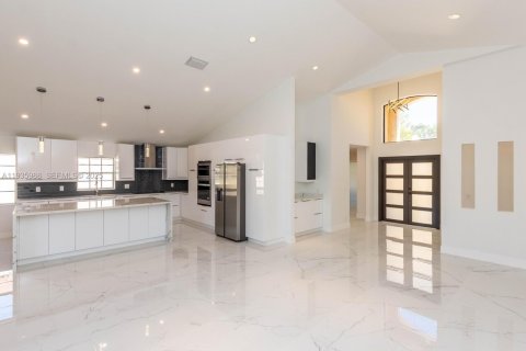 House in Weston, Florida 4 bedrooms, 215.72 sq.m. № 1994074 - photo 8