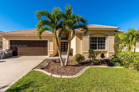 House in Weston, Florida 4 bedrooms, 215.72 sq.m. № 1994074 - photo 1