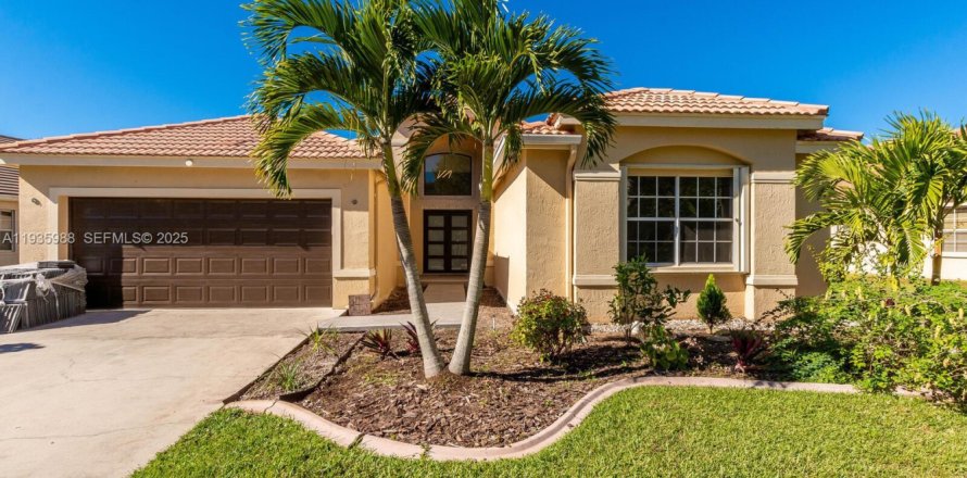 House in Weston, Florida 4 bedrooms, 215.72 sq.m. № 1994074