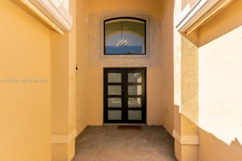 House in Weston, Florida 4 bedrooms, 215.72 sq.m. № 1994074 - photo 2