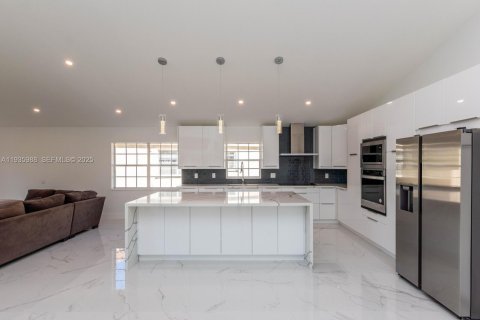 House in Weston, Florida 4 bedrooms, 215.72 sq.m. № 1994074 - photo 15