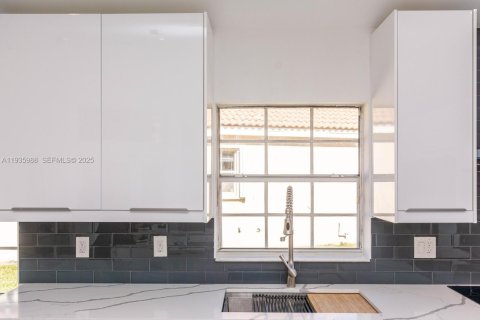 House in Weston, Florida 4 bedrooms, 215.72 sq.m. № 1994074 - photo 19