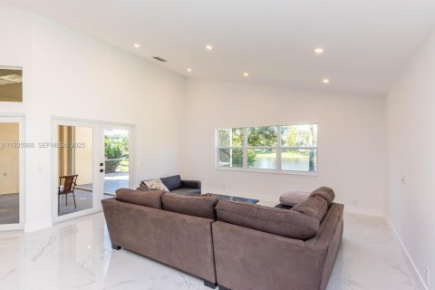 House in Weston, Florida 4 bedrooms, 215.72 sq.m. № 1994074 - photo 13