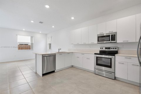 Touwnhouse à vendre à Miami, Floride: 4 chambres, 169.08 m2 № 1688619 - photo 7