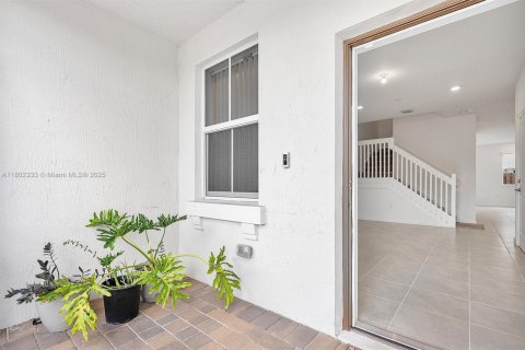 Touwnhouse à vendre à Miami, Floride: 4 chambres, 169.08 m2 № 1688619 - photo 3