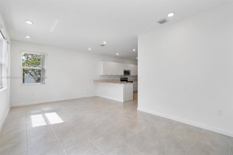 Touwnhouse à vendre à Miami, Floride: 4 chambres, 169.08 m2 № 1688619 - photo 16