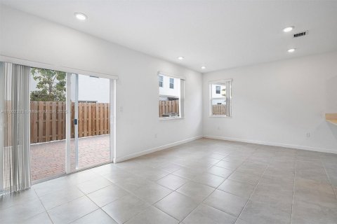 Touwnhouse à vendre à Miami, Floride: 4 chambres, 169.08 m2 № 1688619 - photo 15