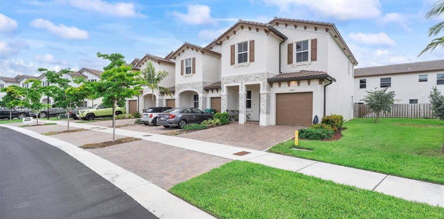 Touwnhouse à Miami, Floride 4 chambres, 169.08 m2 № 1688619