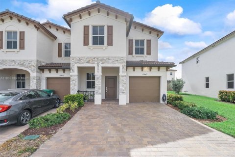 Touwnhouse à vendre à Miami, Floride: 4 chambres, 169.08 m2 № 1688619 - photo 2