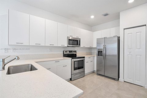 Touwnhouse à vendre à Miami, Floride: 4 chambres, 169.08 m2 № 1688619 - photo 9