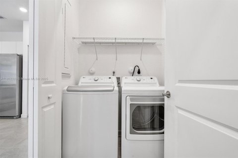 Touwnhouse à vendre à Miami, Floride: 4 chambres, 169.08 m2 № 1688619 - photo 18