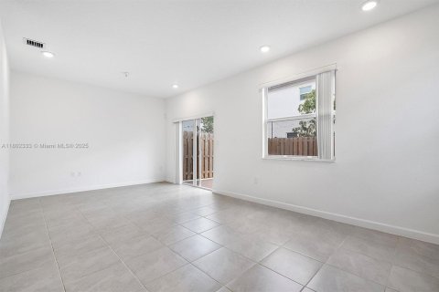 Touwnhouse à vendre à Miami, Floride: 4 chambres, 169.08 m2 № 1688619 - photo 11