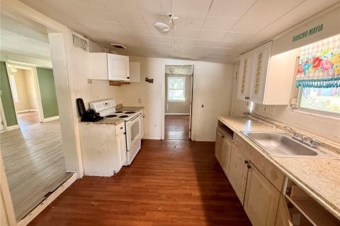 House in Zephyrhills, Florida 4 bedrooms, 105.07 sq.m. № 2395955 - photo 9