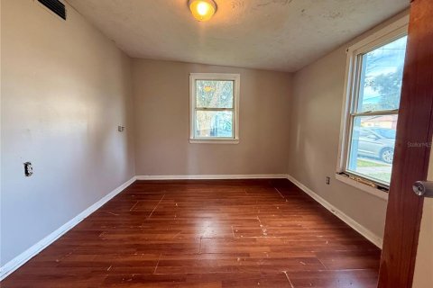 House in Zephyrhills, Florida 4 bedrooms, 105.07 sq.m. № 2395955 - photo 19