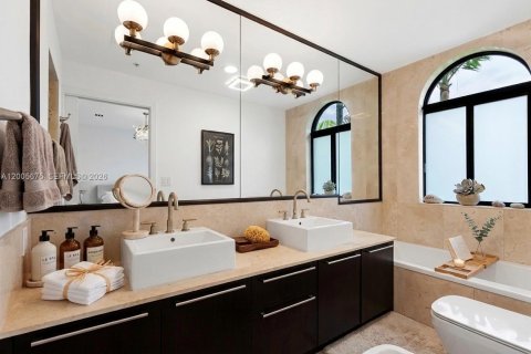 Townhouse in Bay Harbor Islands, Florida 4 bedrooms, 248.51 sq.m. № 2069638 - photo 13