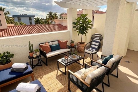 Townhouse in Bay Harbor Islands, Florida 4 bedrooms, 248.51 sq.m. № 2069638 - photo 7