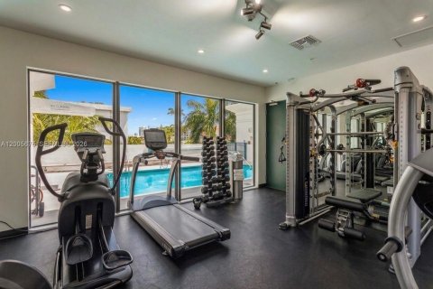 Townhouse in Bay Harbor Islands, Florida 4 bedrooms, 248.51 sq.m. № 2069638 - photo 17