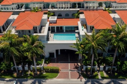 Townhouse in Bay Harbor Islands, Florida 4 bedrooms, 248.51 sq.m. № 2069638 - photo 20