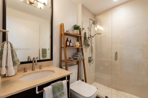 Townhouse in Bay Harbor Islands, Florida 4 bedrooms, 248.51 sq.m. № 2069638 - photo 15