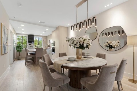 Townhouse in Bay Harbor Islands, Florida 4 bedrooms, 248.51 sq.m. № 2069638