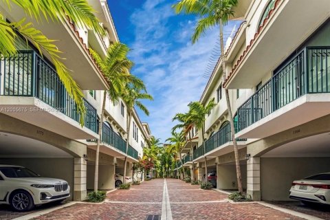 Townhouse in Bay Harbor Islands, Florida 4 bedrooms, 248.51 sq.m. № 2069638 - photo 19