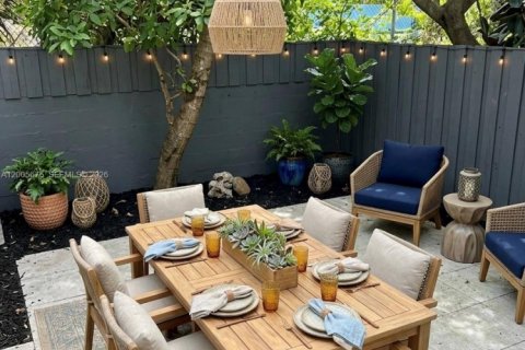 Townhouse in Bay Harbor Islands, Florida 4 bedrooms, 248.51 sq.m. № 2069638 - photo 6