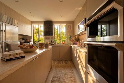 Townhouse in Bay Harbor Islands, Florida 4 bedrooms, 248.51 sq.m. № 2069638 - photo 2